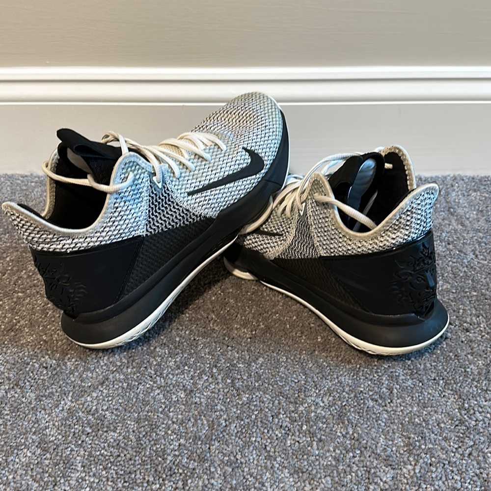 Nike Men Lebron Witness IV Basketball Shoes. Men’s size 10